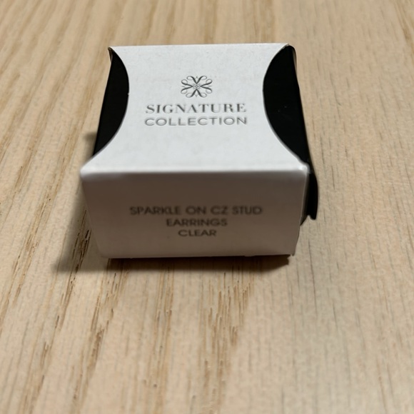 Avon signature collection earrings - Picture 2 of 2